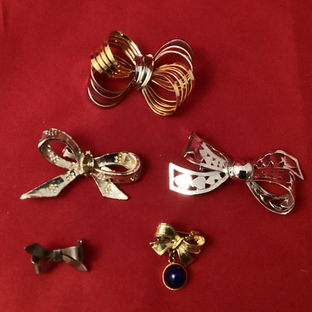 Five bows brooches lot